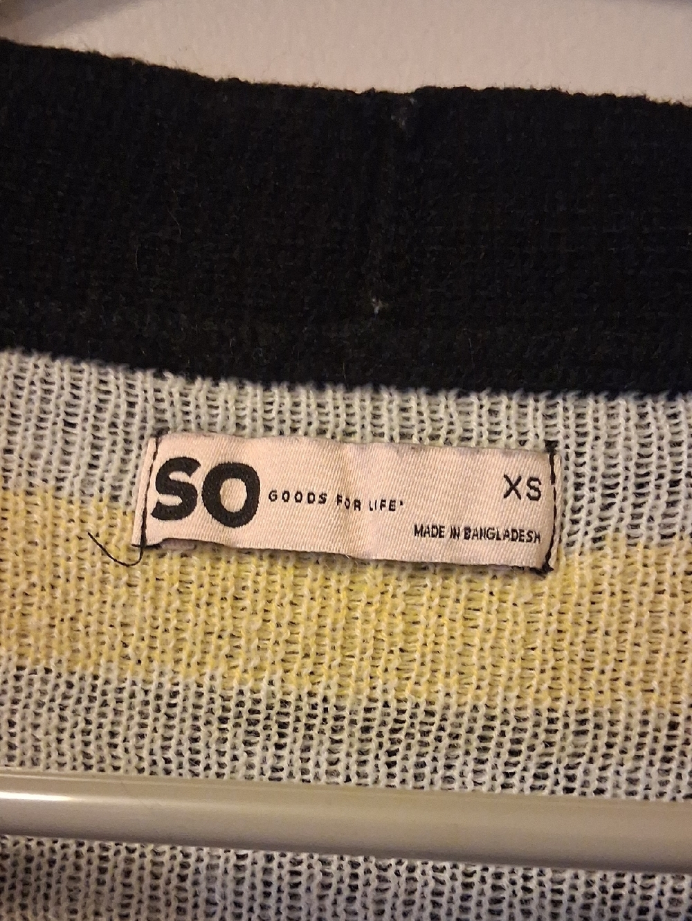 SO Black Cropped V-Neck Cardigan with White & Yellow Daisy Motif - Picture 2 of 4